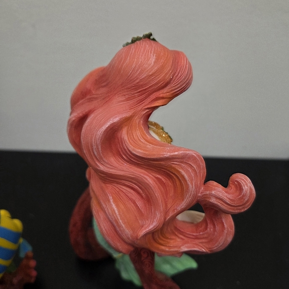 DISNEY SHOWCASE Couture de Force ARIEL Flounder Holiday Series Figurine 6000818 - Picture 4 of 8